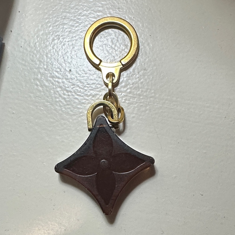LOUIS VUITTON:Floral Diamond Keychain with Gold Hardware